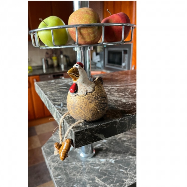 Keramická slepička s visícími nožkami – venkovská dekorace do kuchyně 9,7cm