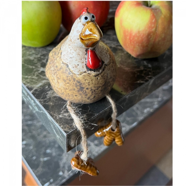 Keramická slepička s visícími nožkami – venkovská dekorace do kuchyně 9,7cm