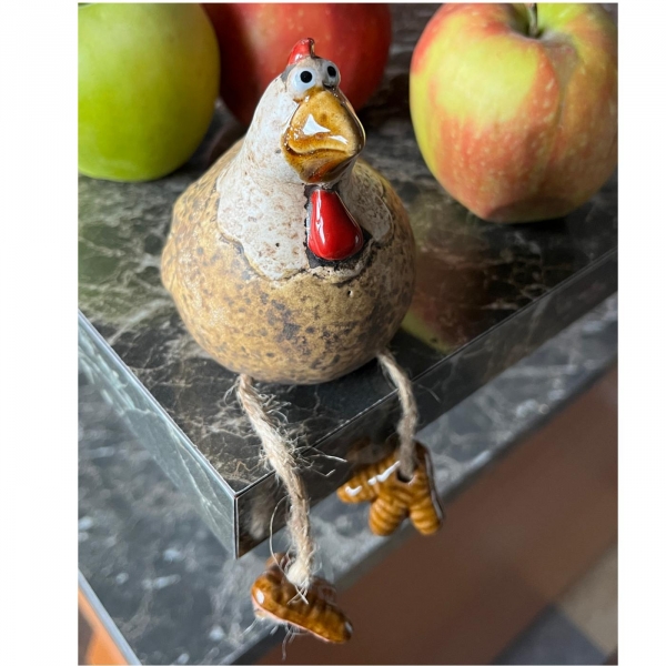 Keramická slepička s visícími nožkami – venkovská dekorace do kuchyně 9,7cm