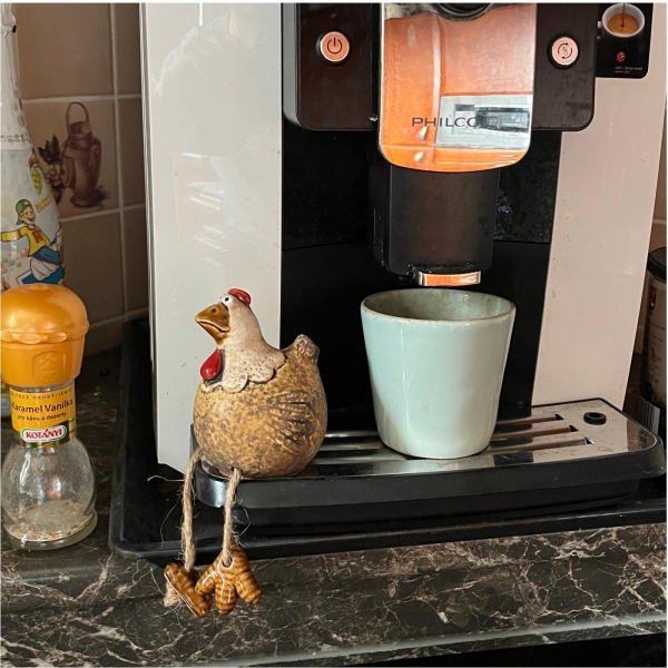 Keramická slepička s visícími nožkami – venkovská dekorace do kuchyně