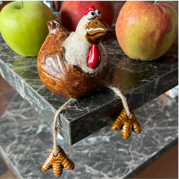 Keramická slepička s visícími nožkami – venkovská dekorace do kuchyně