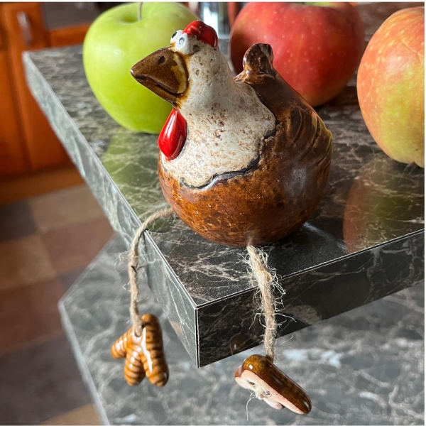 Keramická slepička s visícími nožkami – venkovská dekorace do kuchyně