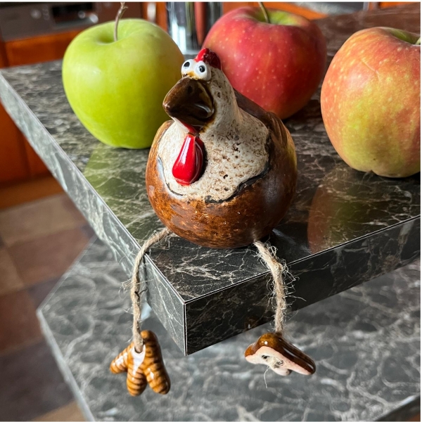 Keramická slepička s visícími nožkami – venkovská dekorace do kuchyně