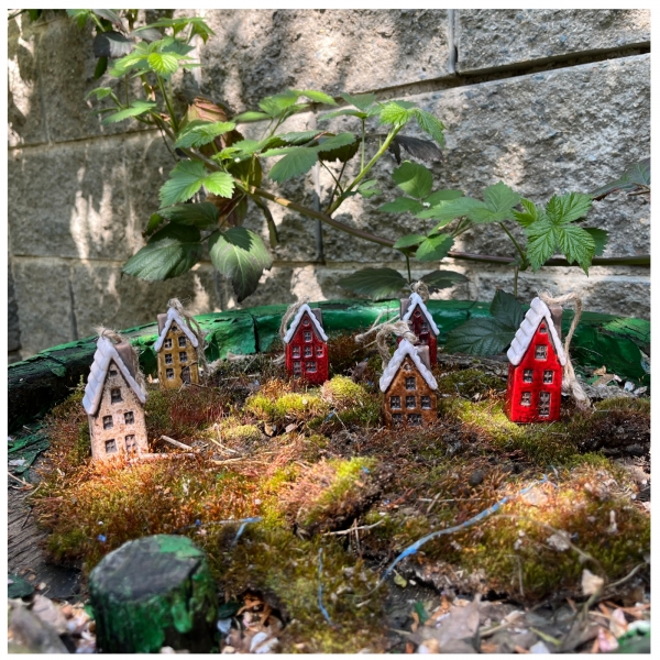 Keramický domeček Vánoce 2024 - 7,5 x 5,5 x 18,5 cm Typ C