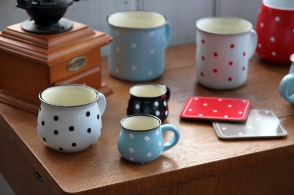 Keramický hrnek s puntíky bílý objem 770 ml