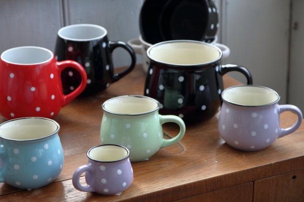 Keramický hrnek s puntíky černý objem 770 ml