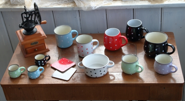 Keramický hrnek s puntíky černý objem 770 ml