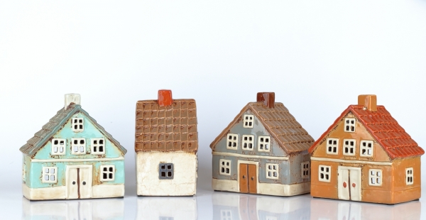 Keramický vánoční domeček 8 krémový