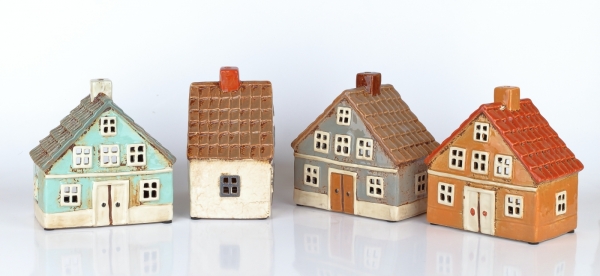 Keramický vianočný domček šedý, hnědá střecha