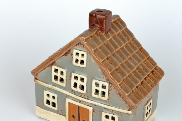 Keramický vianočný domček šedý, hnědá střecha