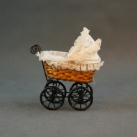 Kočárek dekorační - krémová krajka 16cm