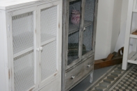 Komoda hnědá s králičím pletivem 60×89×30cm