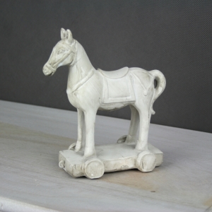 Koník na podstavci bílý 23x21cm