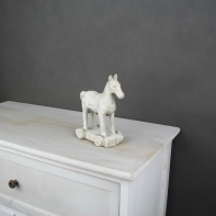 Koník na podstavci bílý 23x21cm