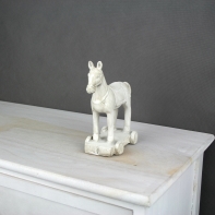 Koník na podstavci bílý 23x21cm