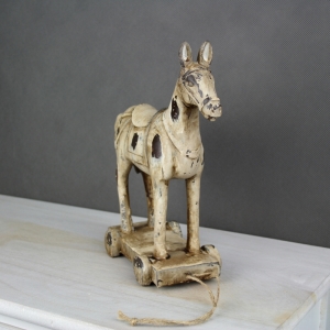 Koník na podstavci hnědý 23x21cm