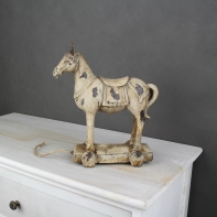 Koník na podstavci hnědý 23x21cm