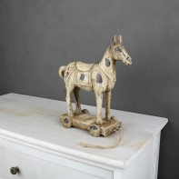 Koník na podstavci hnědý 23x21cm