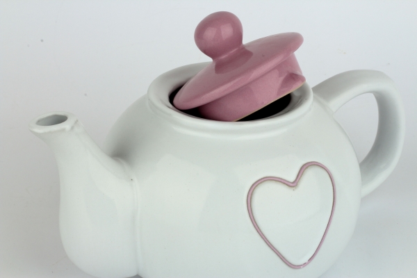 Konvička na čaj se srdcem fialová 1l