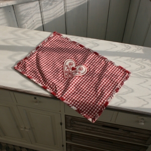 Kostkované prostírání se srdcem červené 48x33cm