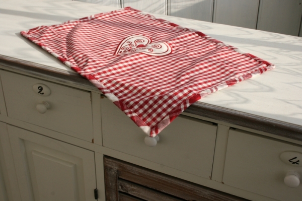 Kostkované prostírání se srdcem červené 48x33cm
