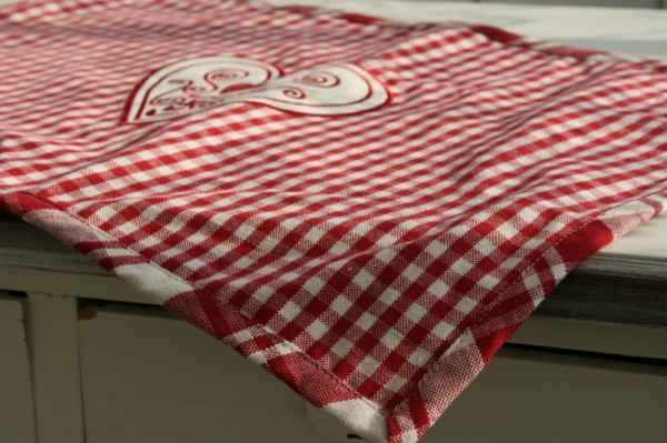 Kostkované prostírání se srdcem červené 48x33cm