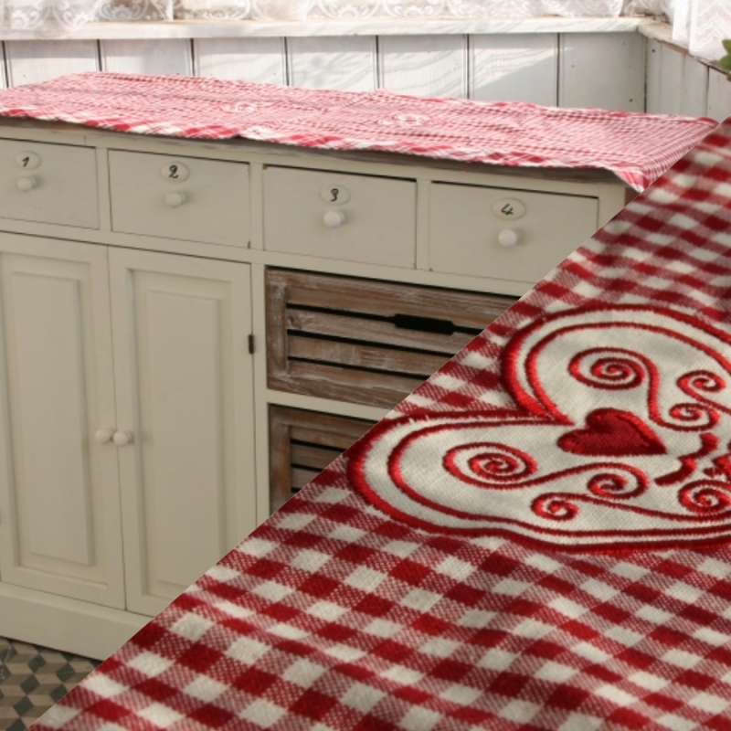 Kostkovaný ubrus běhoun se srdcem 140x45cm