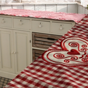 Kostkovaný ubrus běhoun se srdcem 140x45cm