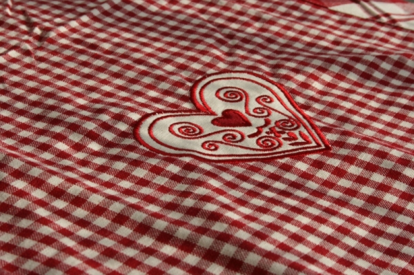 Kostkovaný ubrus běhoun se srdcem 140x45cm