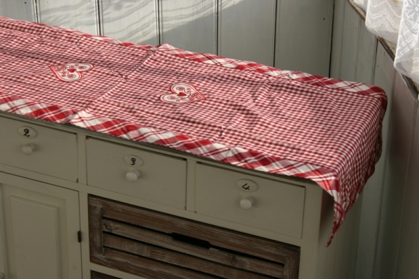 Kostkovaný ubrus běhoun se srdcem 140x45cm