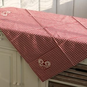 Kostkovaný ubrus se srdcem červený 90x90cm