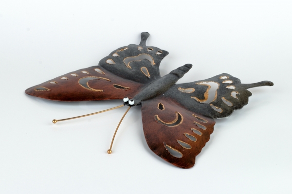 Kovová dekorace na zeď motýl barevný 25cm