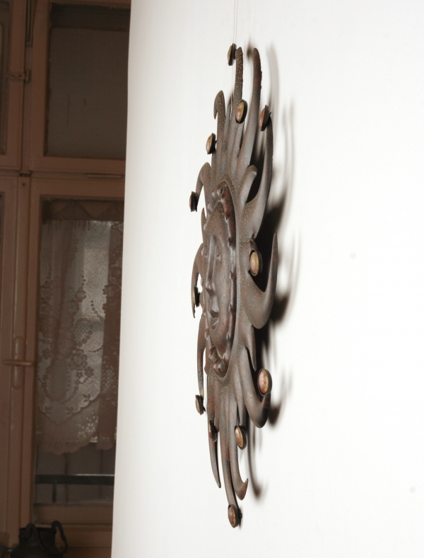 Kovová dekorace na zeď slunce 51cm