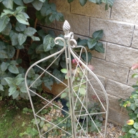 Kovová mříž - zápich na květiny 22x161cm