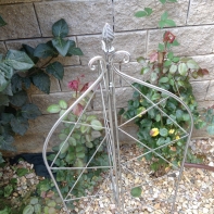 Kovová mříž - zápich na květiny 22x161cm