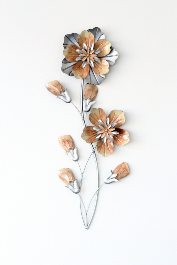 Kovová nástěnná dekorace na zeď
