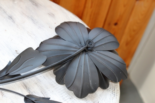 Kovová nástěnná dekorace na zeď