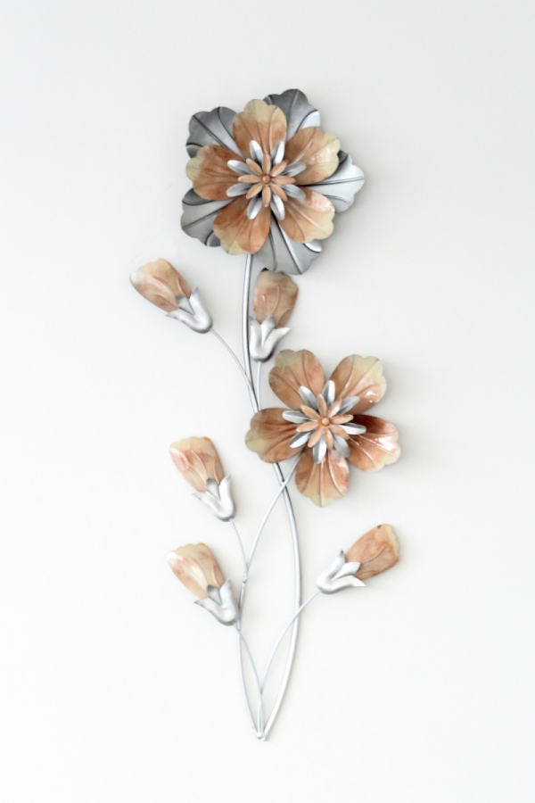 Kovová nástěnná dekorace na zeď