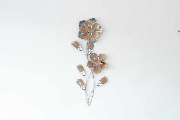 Kovová nástěnná dekorace na zeď