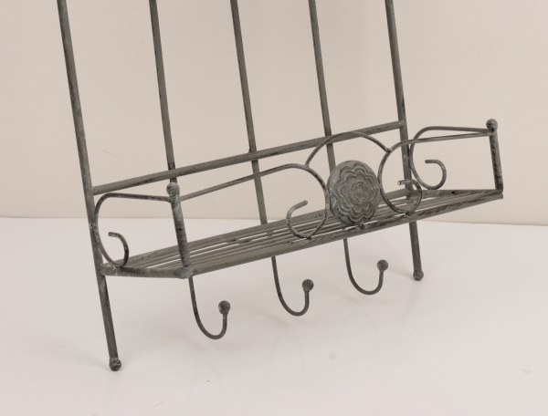 Kovová nástěnná police s háčky a patinou 38x14x56cm