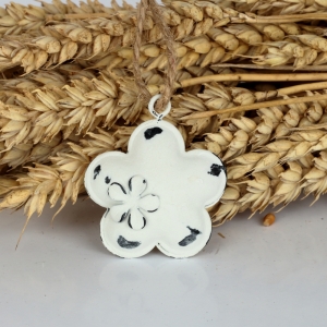 Kovová závěsná dekorace květina 6ks 4,5×4,5×1,3cm