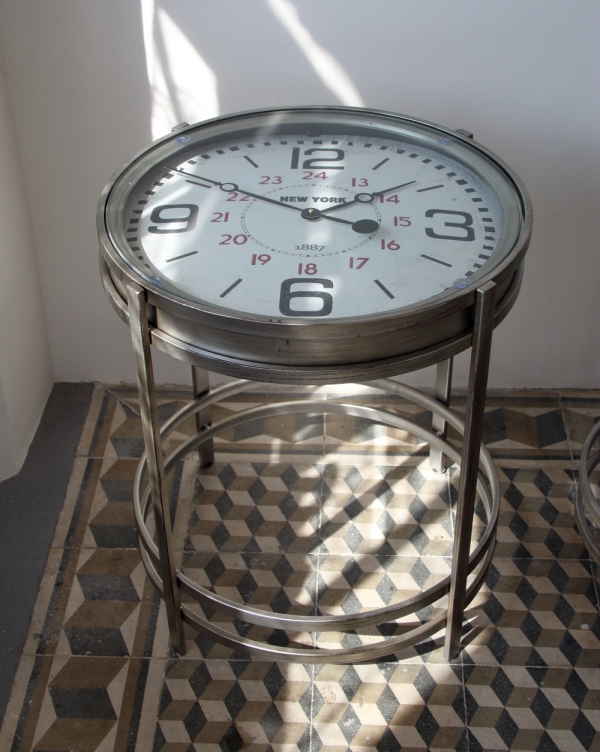 Kovové hodiny - stolek 42,4×54,2×42,4cm