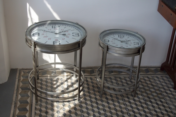 Kovové hodiny - stolek 42,4×54,2×42,4cm