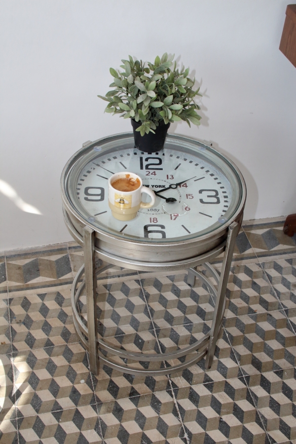 Kovové hodiny - stolek 42,4×54,2×42,4cm