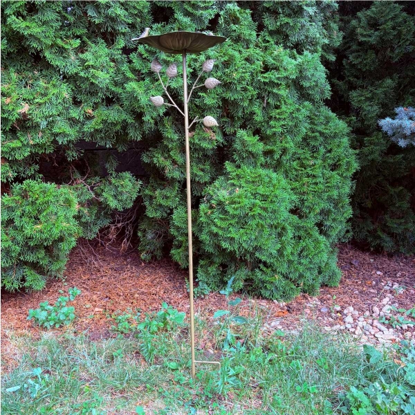 Kovové pítko pro ptáky se zápichem list s ptáčky měděné 108 cm