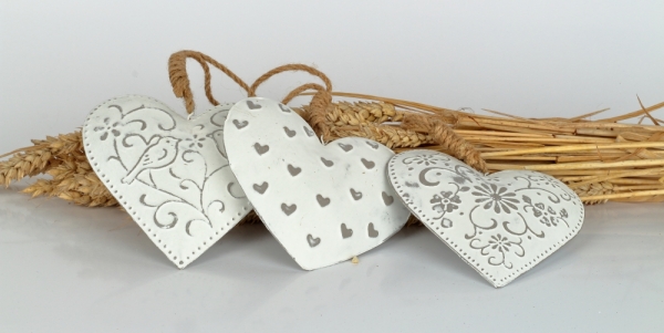 Kovové závěsné srdce s motivem květin 13×22×3cm