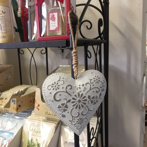 Kovové závěsné srdce s motivem květin 13×22×3cm