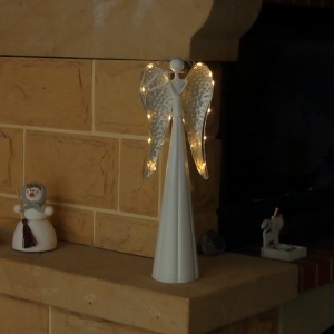 Kovový anděl dekorace s flétnou LED