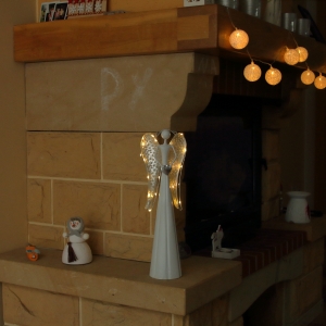 Kovový anděl se srdcem LED