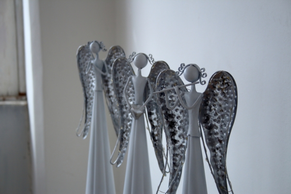 Kovový anděl se srdcem LED